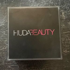 HUDA Beauty baking and setting powder